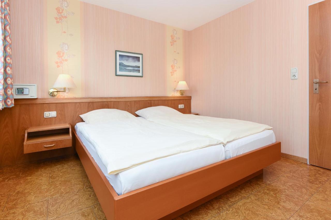 Hotel-Pension Störtebeker Bensersiel Exteriör bild